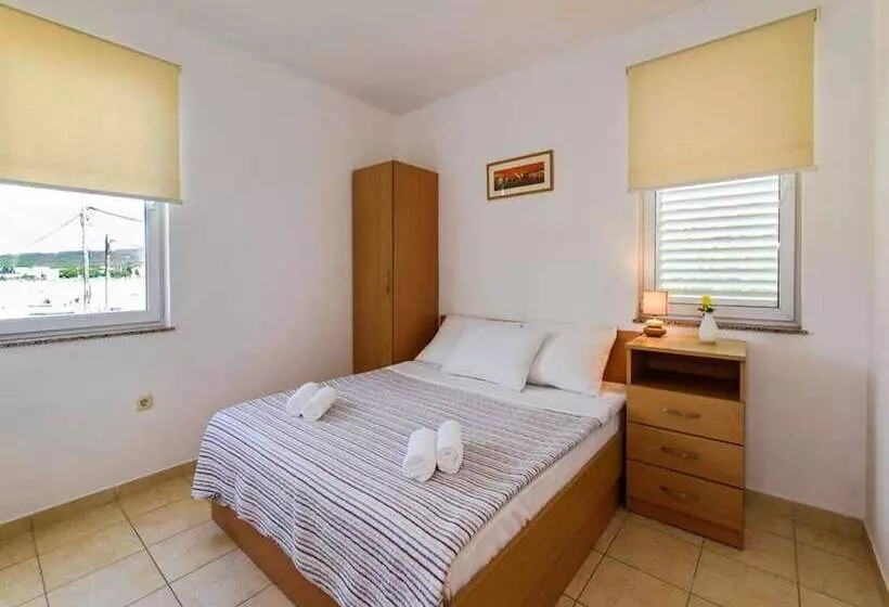 Homely Apartment In Sukošan Near Sea
