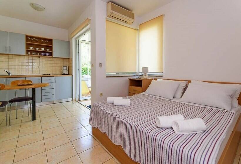 Homely Apartment In Sukošan Near Sea