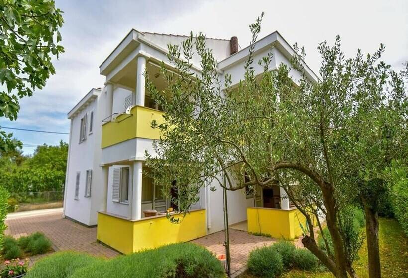 Homely Apartment In Sukošan Near Sea