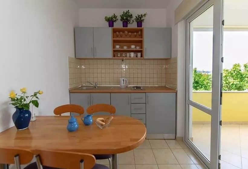 Homely Apartment In Sukošan Near Sea