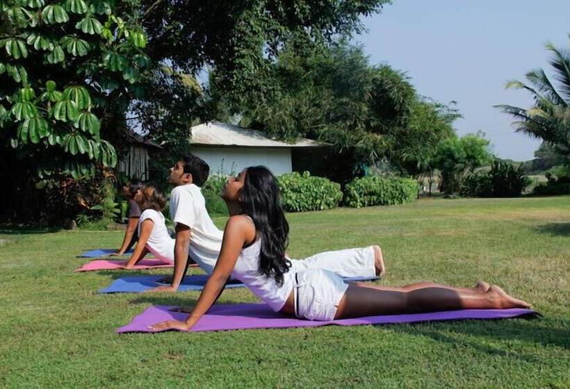 בית מלון כפרי Regenta Beach House Resort, Goa