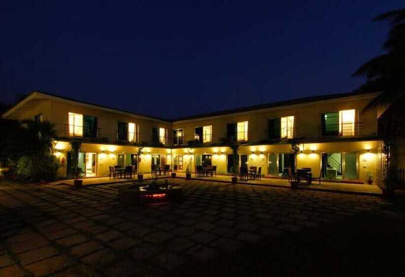 בית מלון כפרי Regenta Beach House Resort, Goa