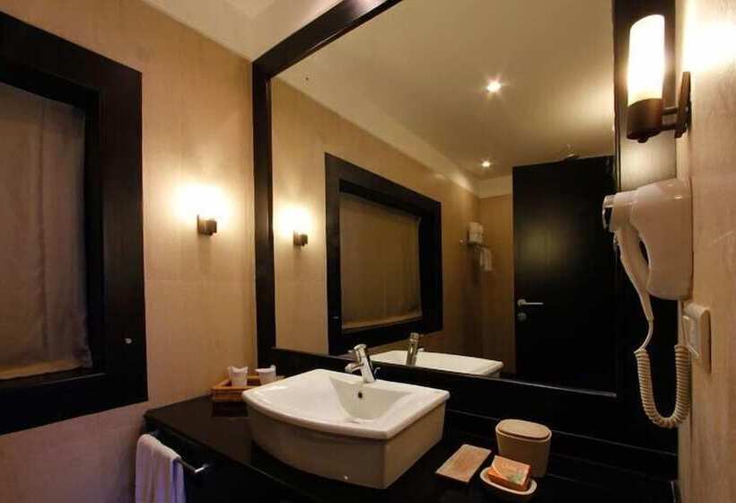 בית מלון כפרי Regenta Beach House Resort, Goa