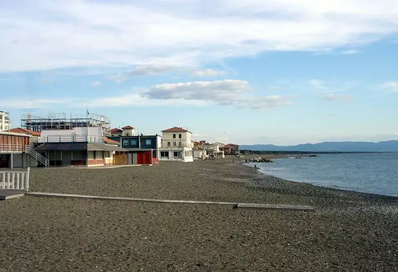 Hotelli Yacht Suite Cecina