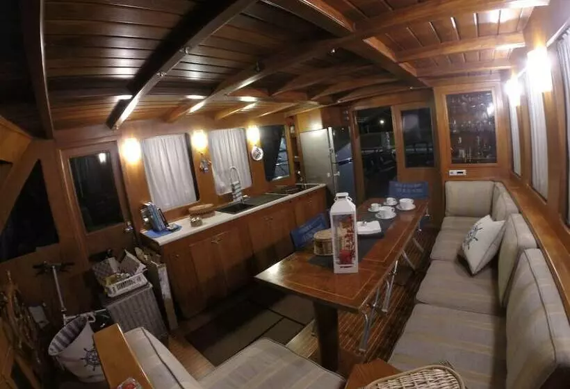 Hotelli Yacht Suite Cecina