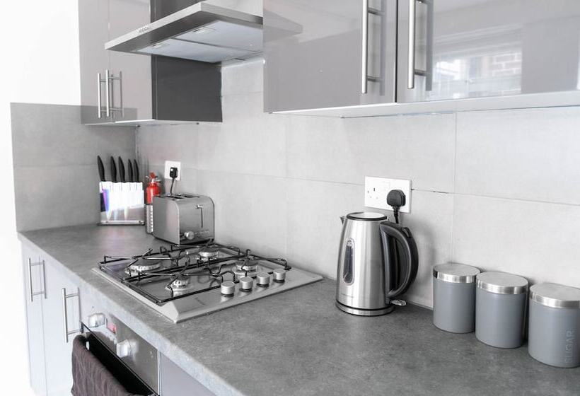 پانسیون Apollocruz Scorton House