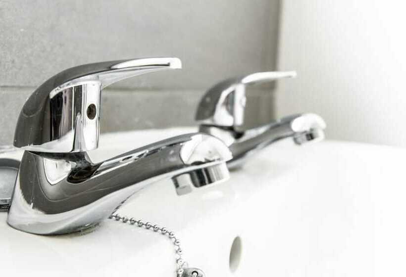 پانسیون Apollocruz Scorton House