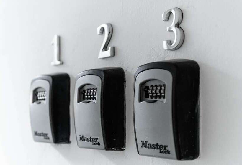 پانسیون Apollocruz Scorton House