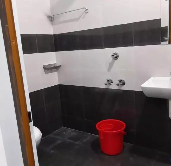 هتل Madaparambil Residency