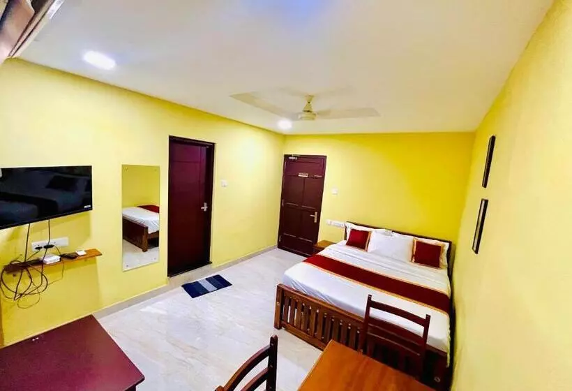 هتل Madaparambil Residency