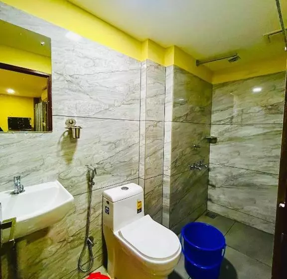 هتل Madaparambil Residency