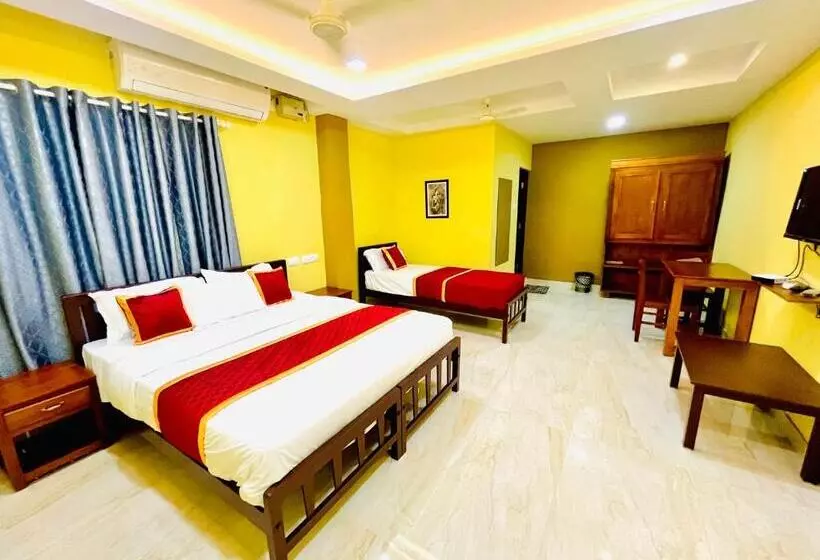 هتل Madaparambil Residency