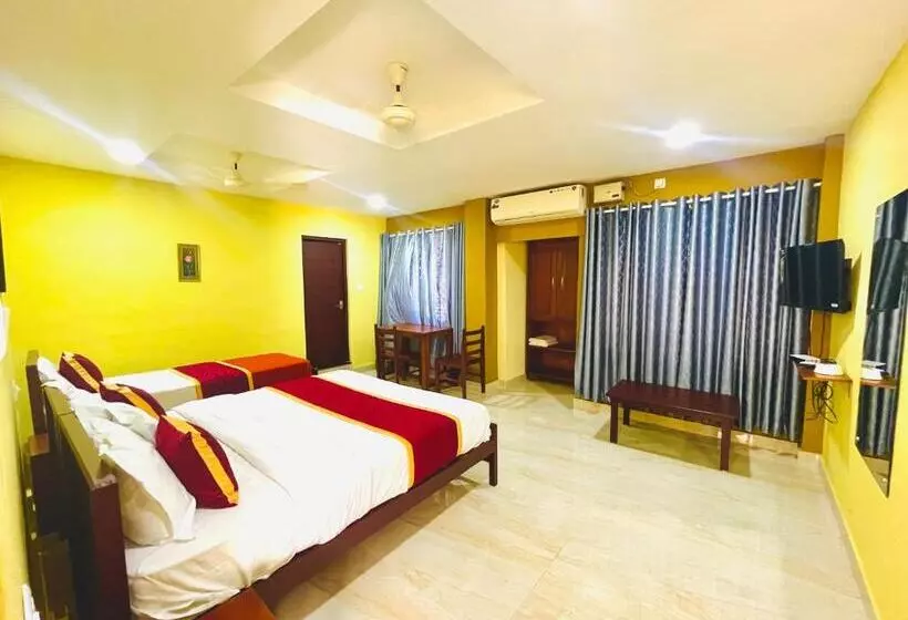 هتل Madaparambil Residency