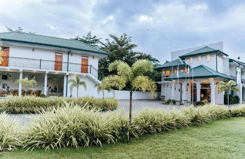 בית מלון כפרי Lakegala Resort