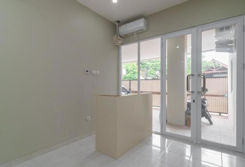 Hotel Reddoorz Syariah Near Summarecon Mall Serpong 2