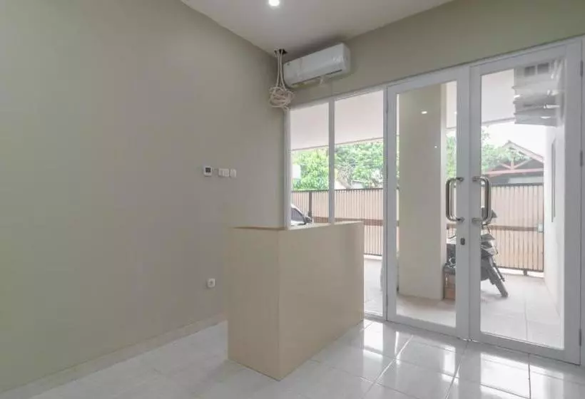 Hotelli Reddoorz Syariah Near Summarecon Mall Serpong 2