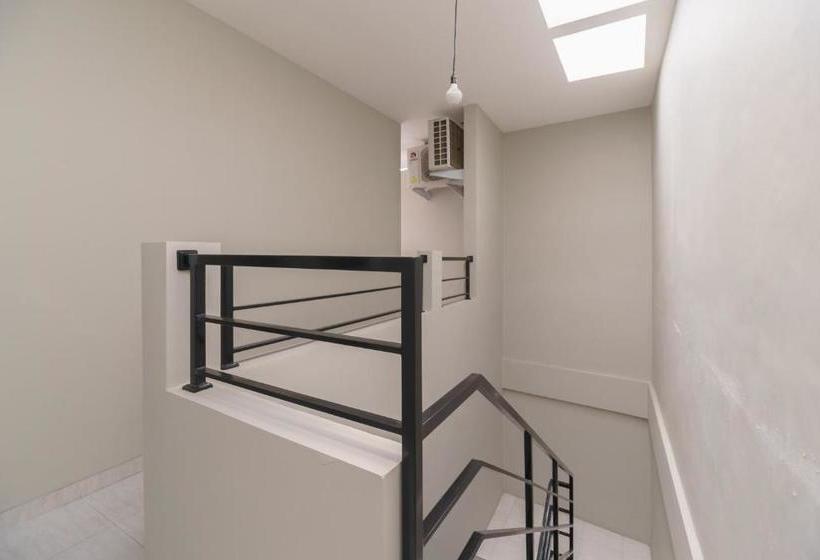 Hotel Reddoorz Syariah Near Summarecon Mall Serpong 2