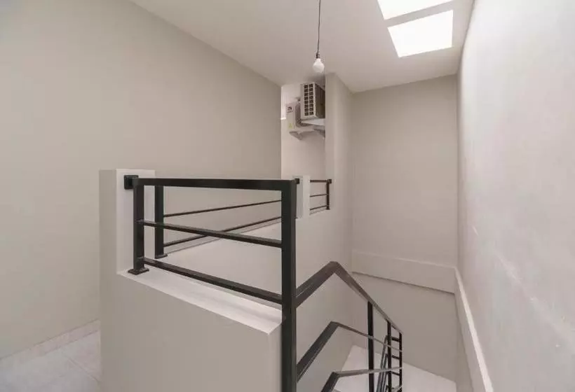 Hotelli Reddoorz Syariah Near Summarecon Mall Serpong 2