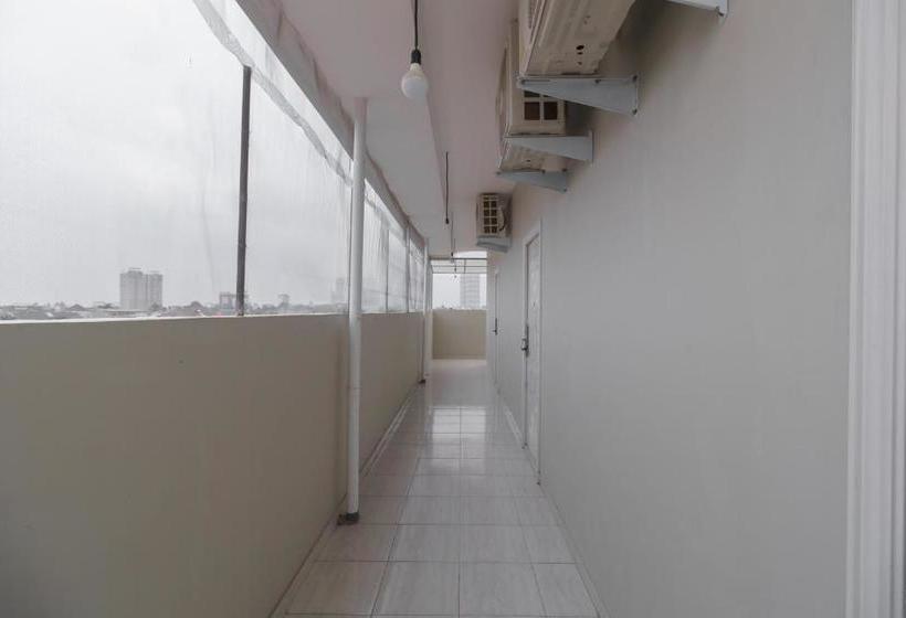 Hotel Reddoorz Syariah Near Summarecon Mall Serpong 2