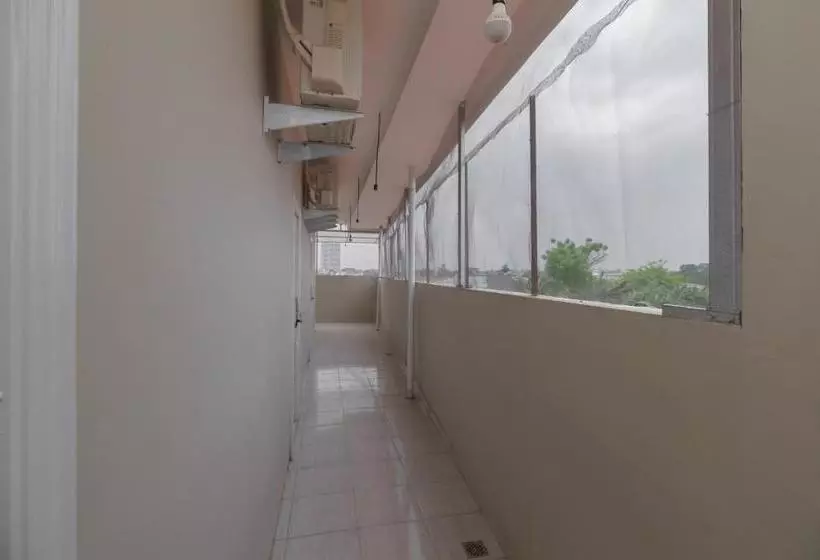 Hotelli Reddoorz Syariah Near Summarecon Mall Serpong 2