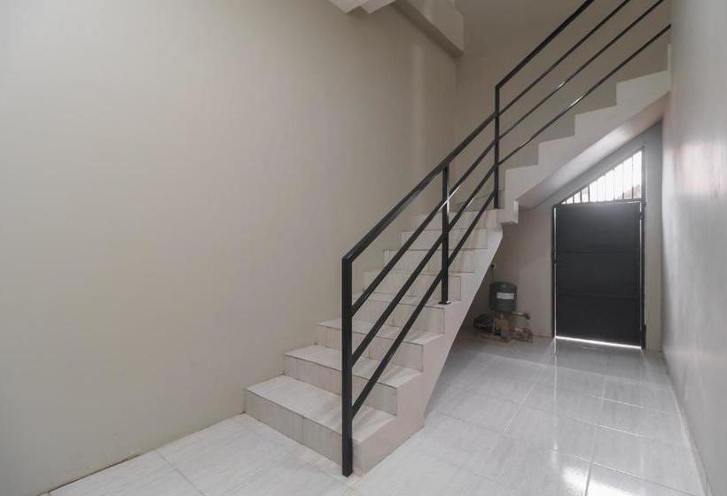 Hotel Reddoorz Syariah Near Summarecon Mall Serpong 2