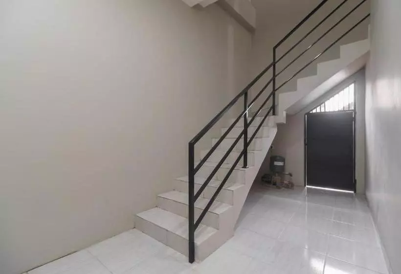 Hotelli Reddoorz Syariah Near Summarecon Mall Serpong 2