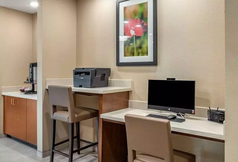 Hotelli Comfort Inn & Suites