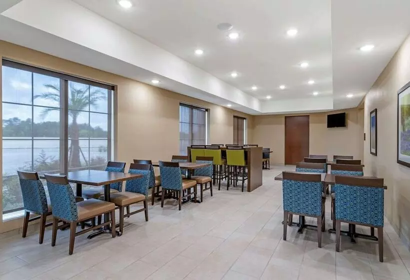 Hotelli Comfort Inn & Suites