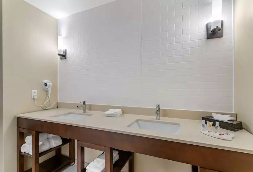 Hotelli Comfort Inn & Suites