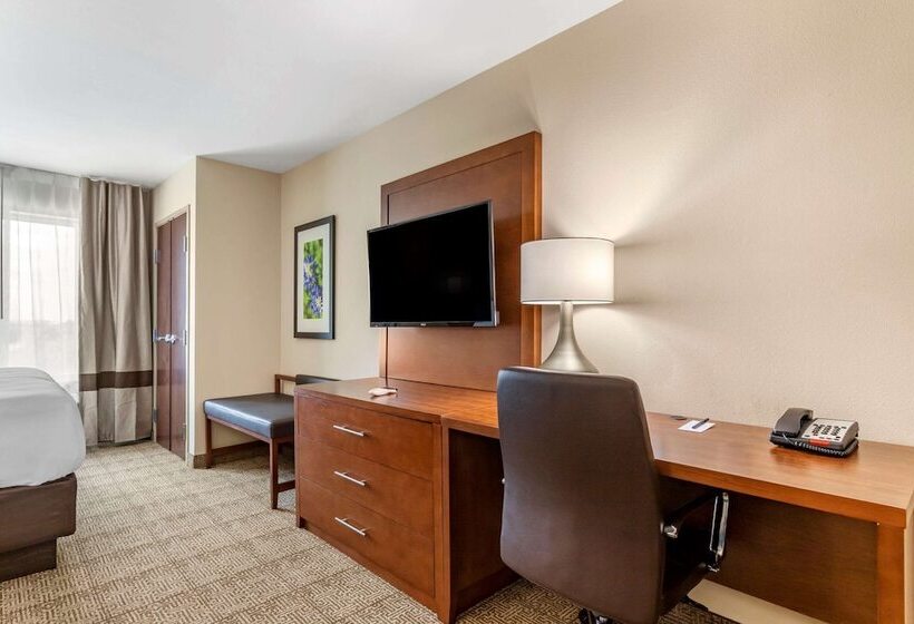 Отель Comfort Inn & Suites