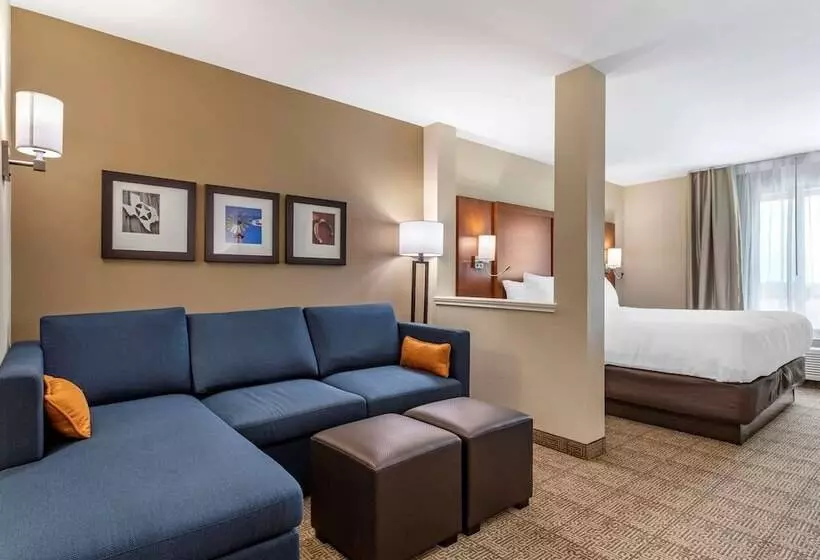 Hotelli Comfort Inn & Suites