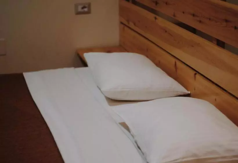 ペンション At Pikotiko S   Korca City Rooms For Rent