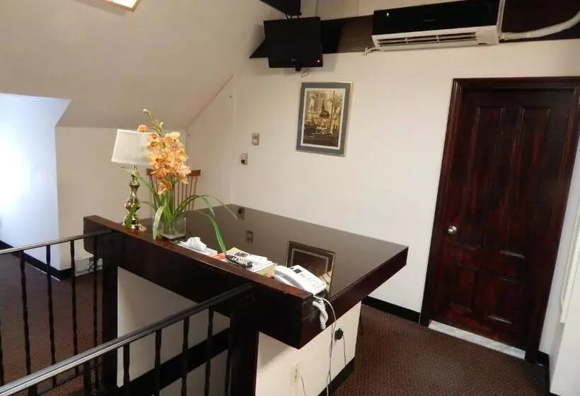 هتل A Friendly Inn At Harvard