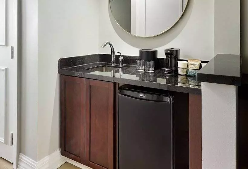 هتل Courtyard By Marriott New Orleans French Quarter/iberville