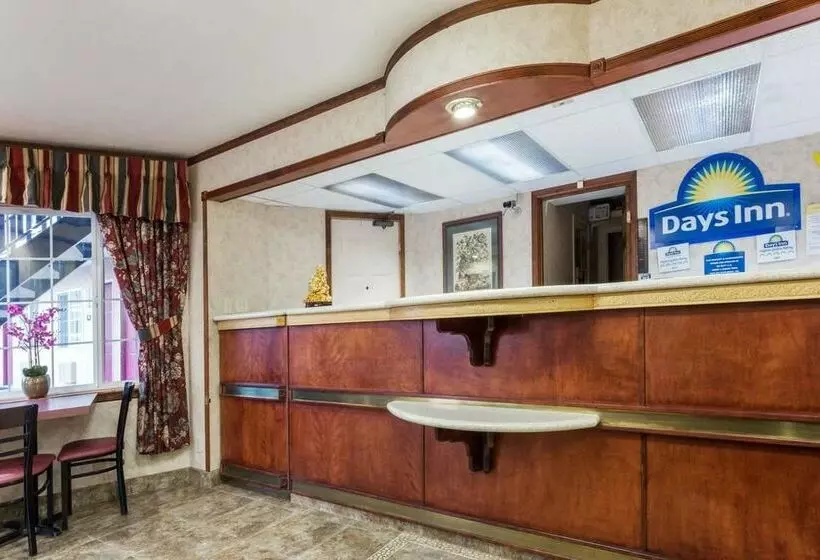 호텔 Days Inn By Wyndham Portland Central