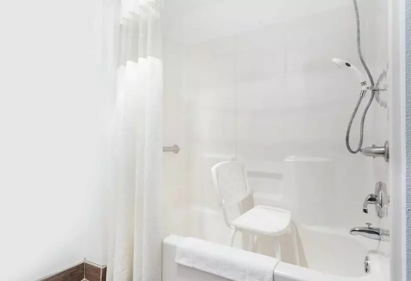 호텔 Days Inn By Wyndham Portland Central