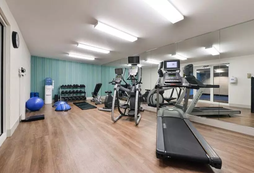 Отель Holiday Inn Express Mystic, An Ihg