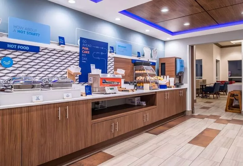 Отель Holiday Inn Express Mystic, An Ihg