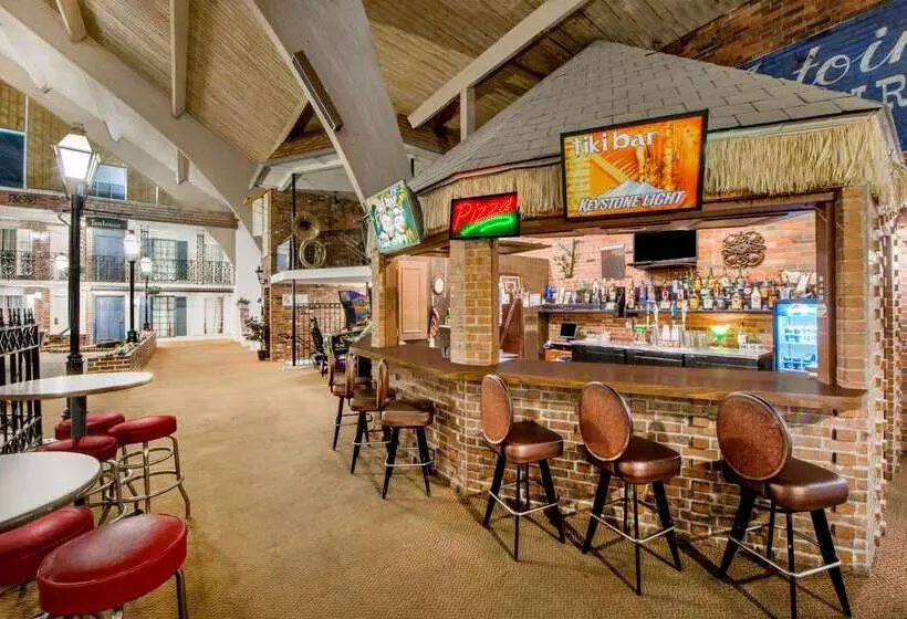 هتل Howard Johnson By Wyndham Burlington