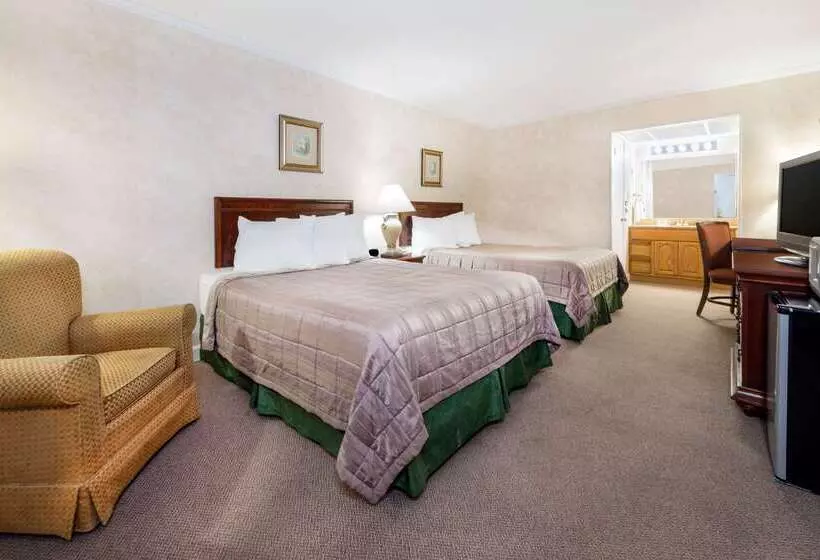 هتل Howard Johnson By Wyndham Burlington