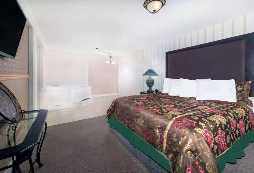 هتل Howard Johnson By Wyndham Burlington