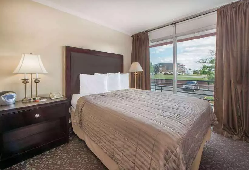 هتل Howard Johnson By Wyndham Burlington