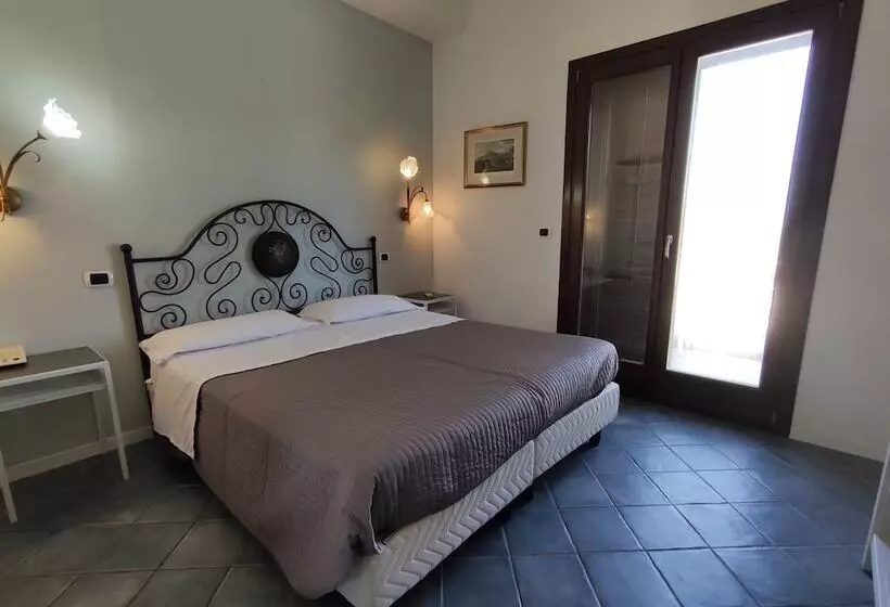 Отель La Rosa Sul Mare