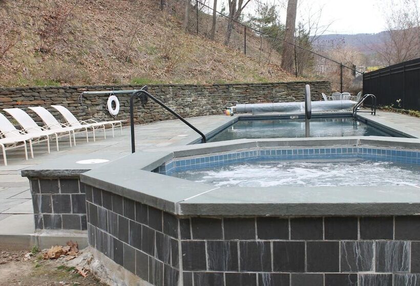 ホテル The Porches Inn At Mass Moca