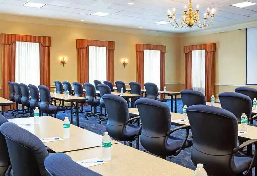 Virginia Crossings Hotel, Tapestry Collection By Hilton