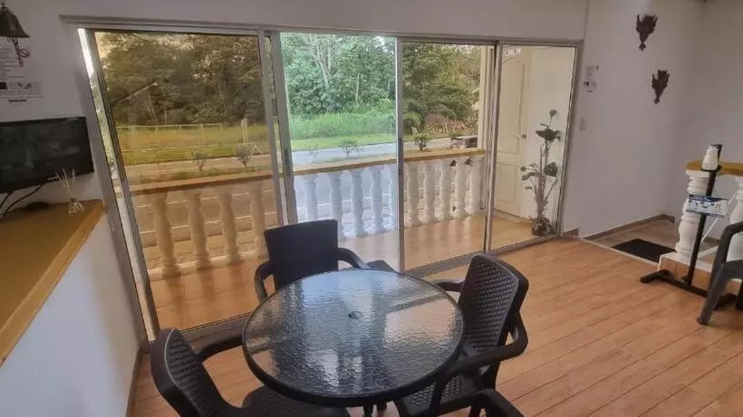 ペンション Hostal Mochileros Inn