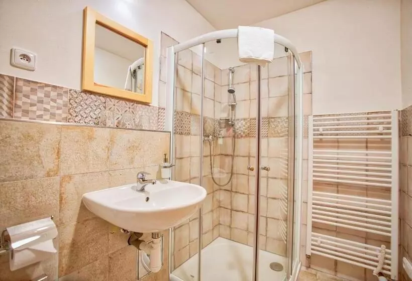 Retkeilymaja Penzion Pivnice   Jítravský Dvorec