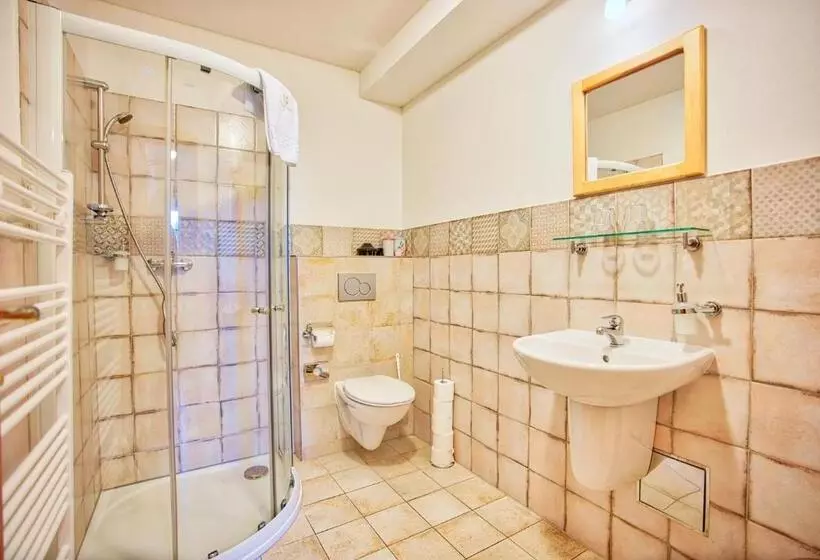 Retkeilymaja Penzion Pivnice   Jítravský Dvorec