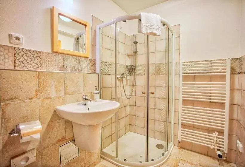 Retkeilymaja Penzion Pivnice   Jítravský Dvorec