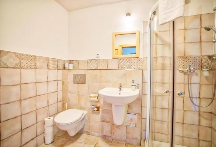 Retkeilymaja Penzion Pivnice   Jítravský Dvorec